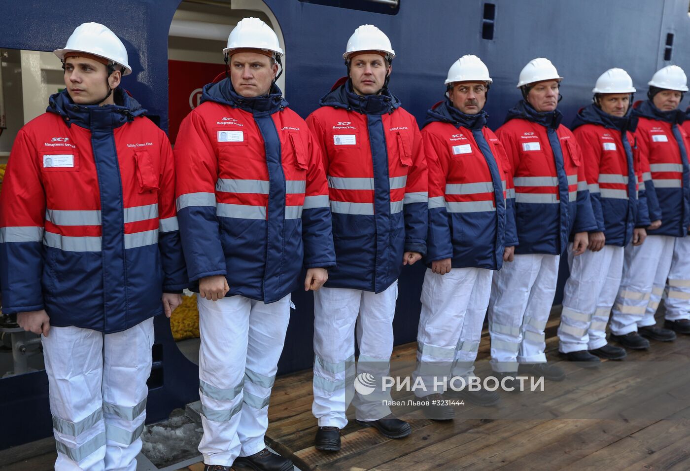 Церемония поднятия флага на судне "Фёдор Ушаков" в Мурманске