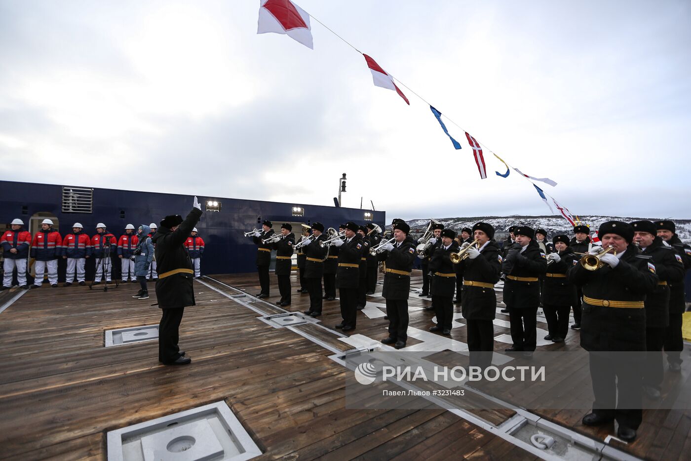 Церемония поднятия флага на судне "Фёдор Ушаков" в Мурманске