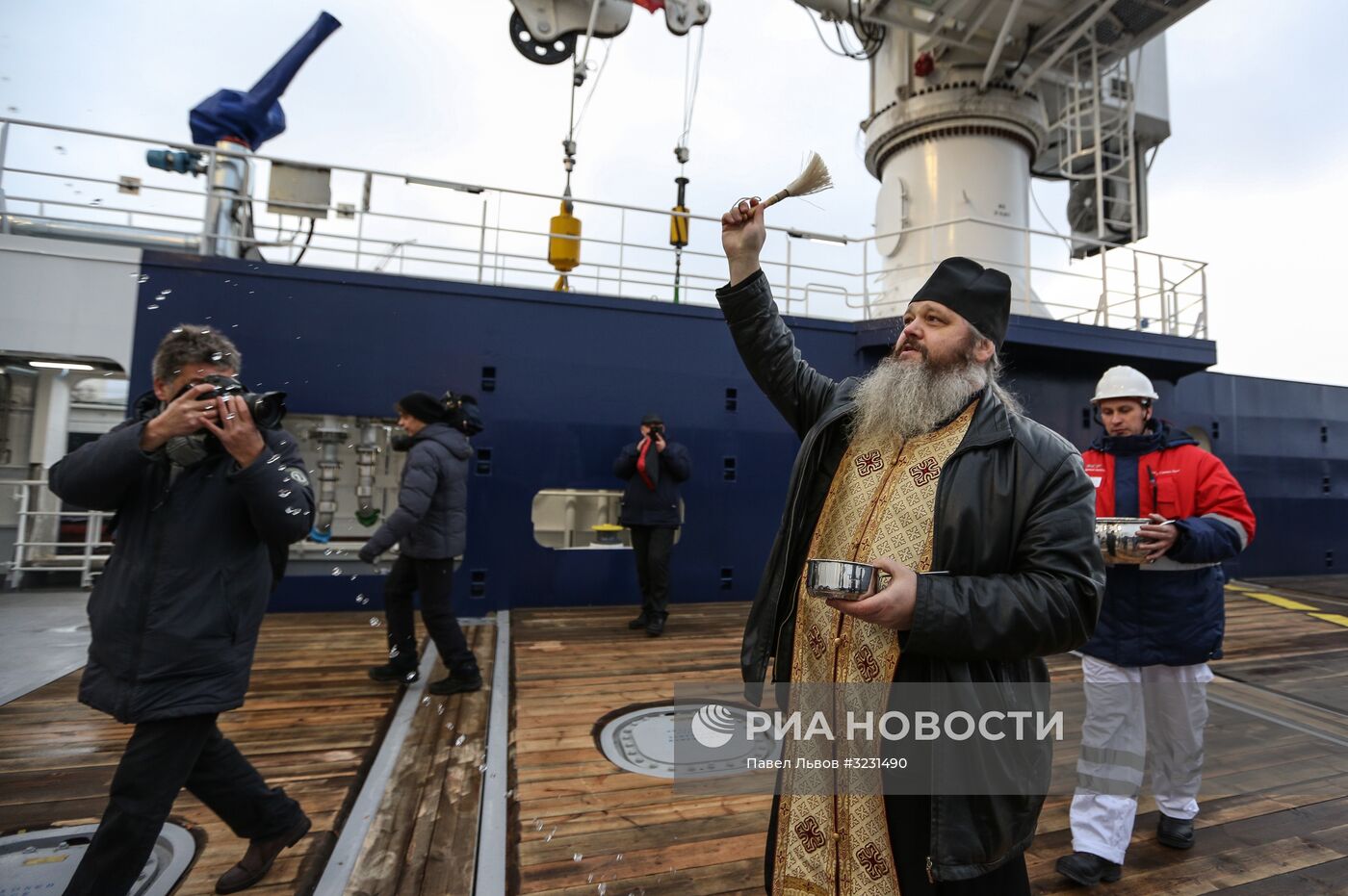 Церемония поднятия флага на судне "Фёдор Ушаков" в Мурманске