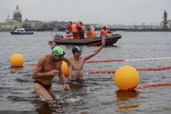 Фестиваль зимнего плавания "Ледостав" в Санкт-Петербурге