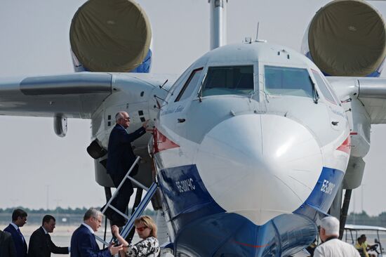 Вице-премьер Д. Рогозин посетил выставку Dubai Airshow 2017