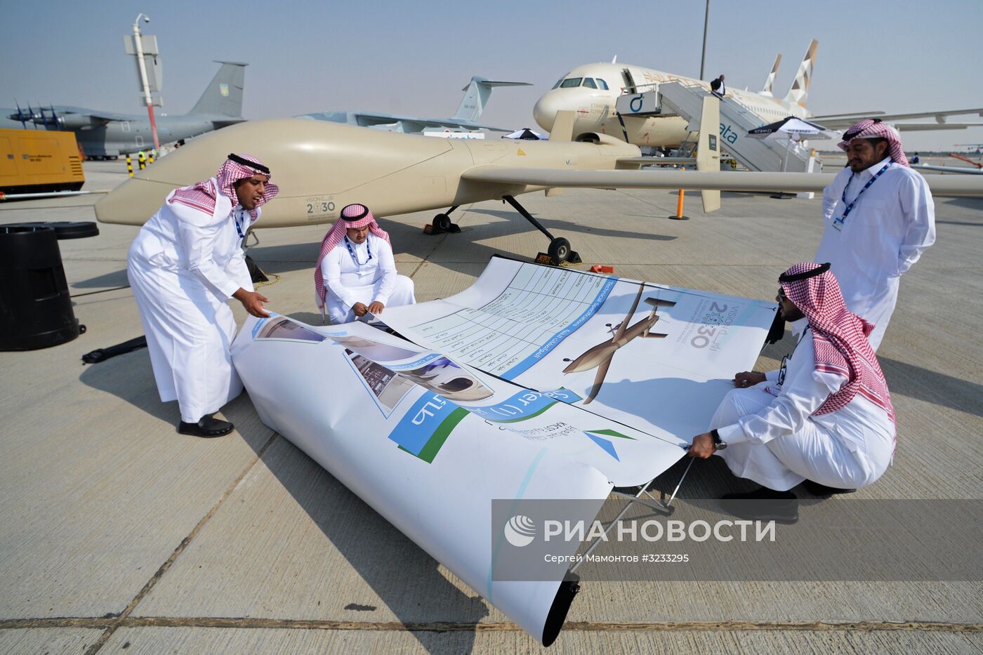 Вице-премьер Д. Рогозин посетил выставку Dubai Airshow 2017