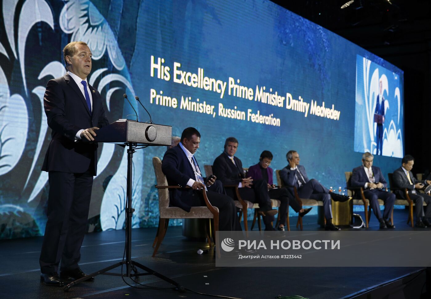 Премьер-министр РФ Д. Медведев на саммите АСЕАН в Маниле. День второй