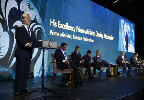 Премьер-министр РФ Д. Медведев на саммите АСЕАН в Маниле. День второй