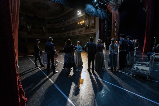 Опера Джузеппе Верди "Травиата" на сцене Марийского государственного театра оперы и балета имени Э. Сапаева