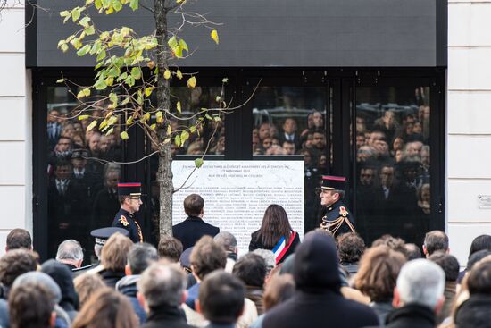 Акция в память о жертвах терактов во Франции