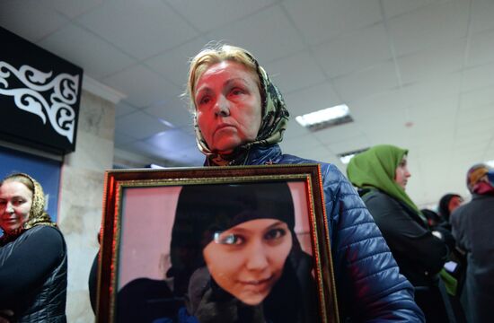 Встреча спасенных в Сирии российских детей в аэропорту Грозного