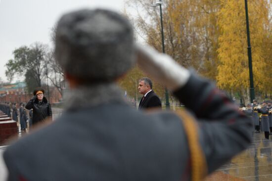 Президент Южной Осетии А. Бибилов возложил цветы к Могиле Неизвестного Солдата