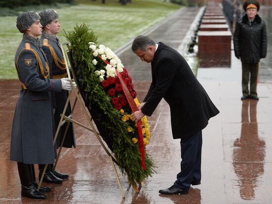 Президент Южной Осетии А. Бибилов возложил цветы к Могиле Неизвестного Солдата