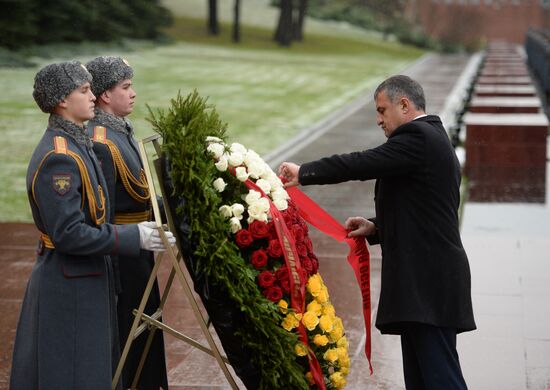 Президент Южной Осетии А. Бибилов возложил цветы к Могиле Неизвестного Солдата