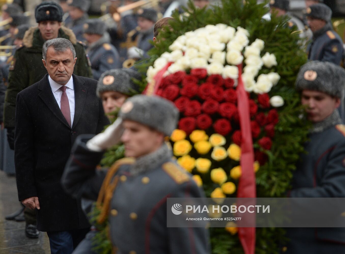 Президент Южной Осетии А. Бибилов возложил цветы к Могиле Неизвестного Солдата