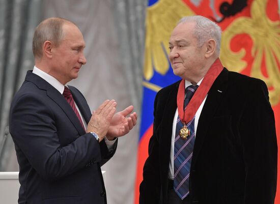 Президент РФ В. Путин вручил государственные награды в Кремле