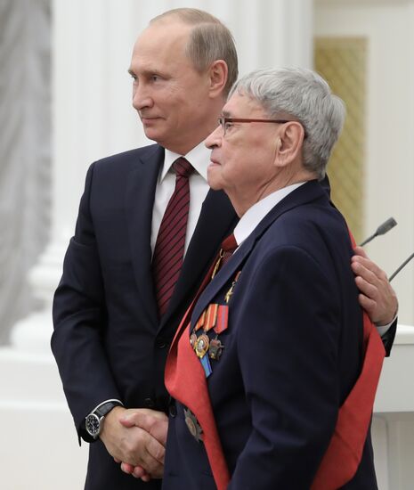 Президент РФ В. Путин вручил государственные награды в Кремле