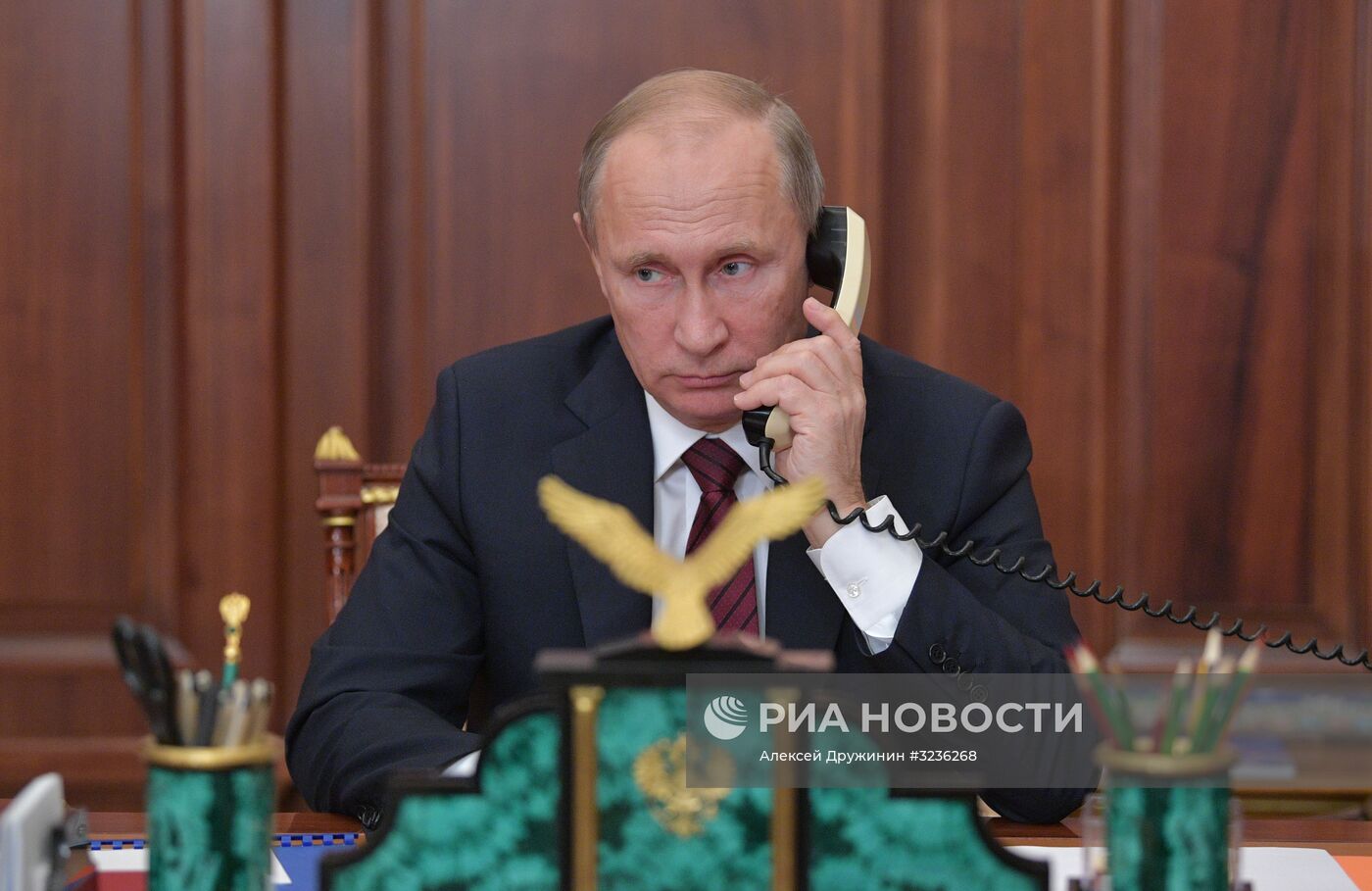Президент РФ В. Путин провел телефонный разговор с главами ДНР А. Захарченко и ЛНР И. Плотницким