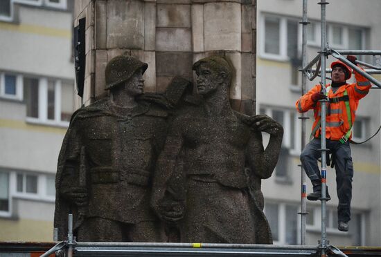 Памятник благодарности Красной армии начали демонтировать в польском Щецине