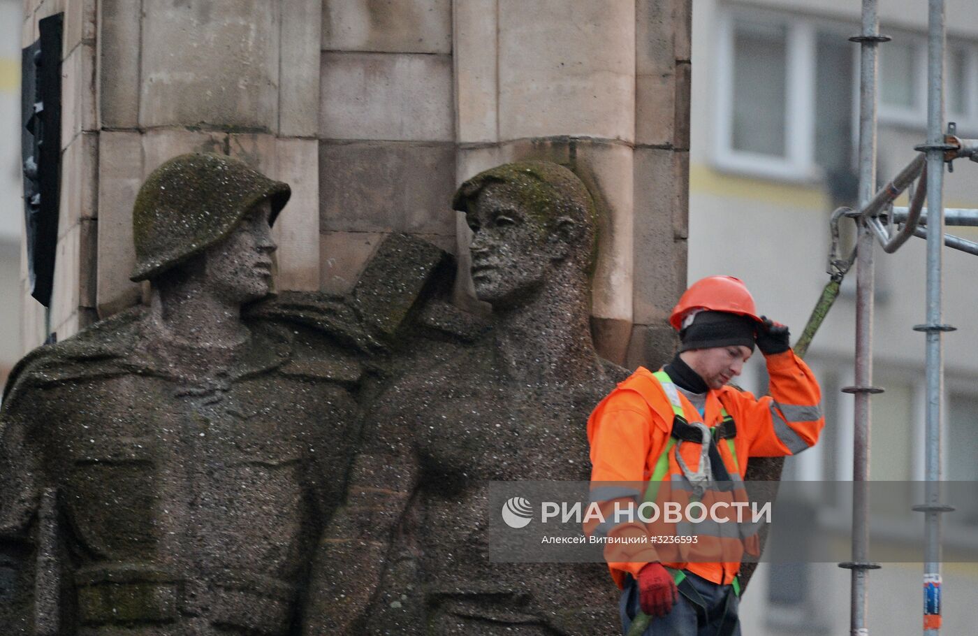 Памятник благодарности Красной армии начали демонтировать в польском Щецине