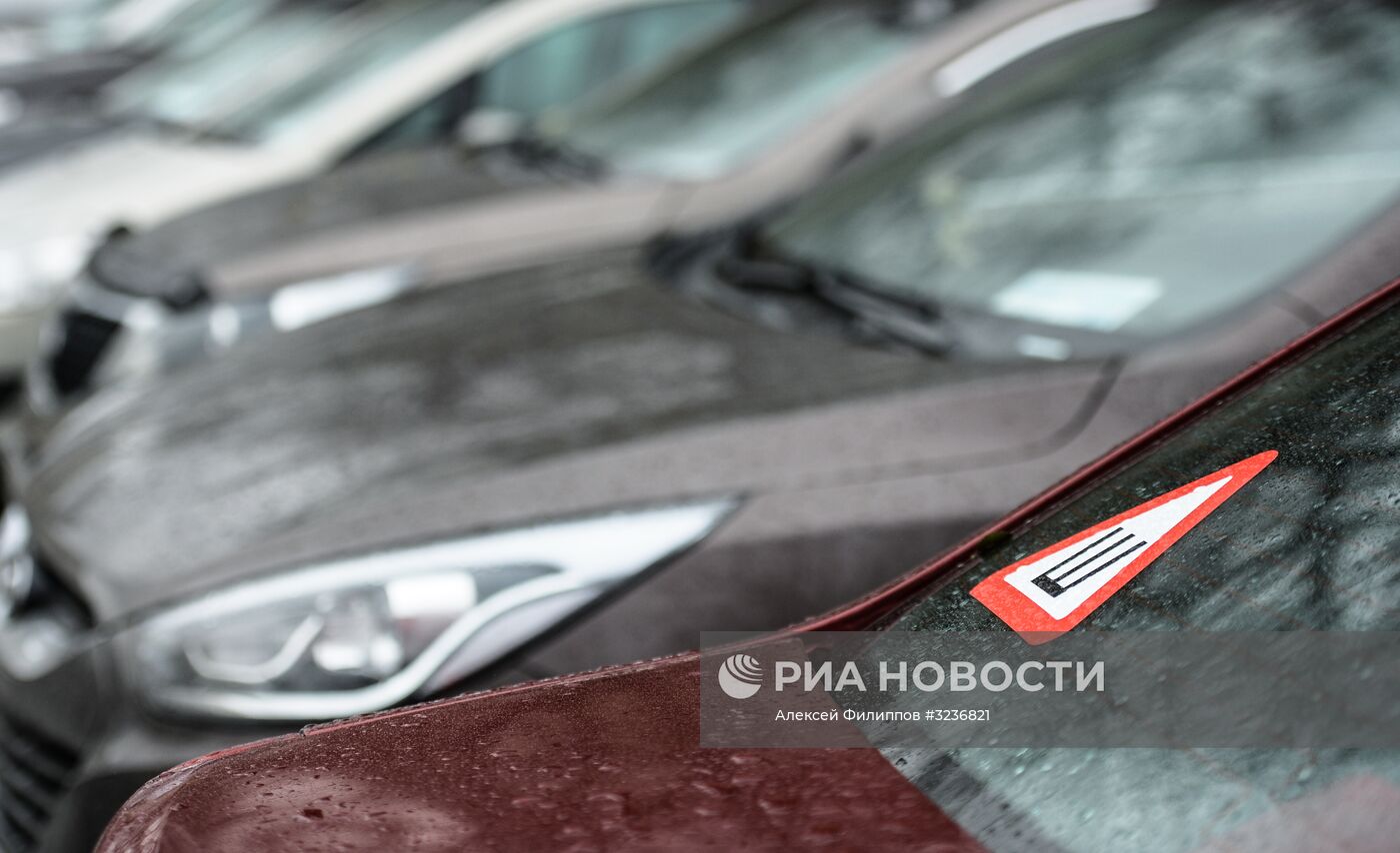 В связи с новыми правилами ПДД вырос спрос на автомобильный знак "Шипы"