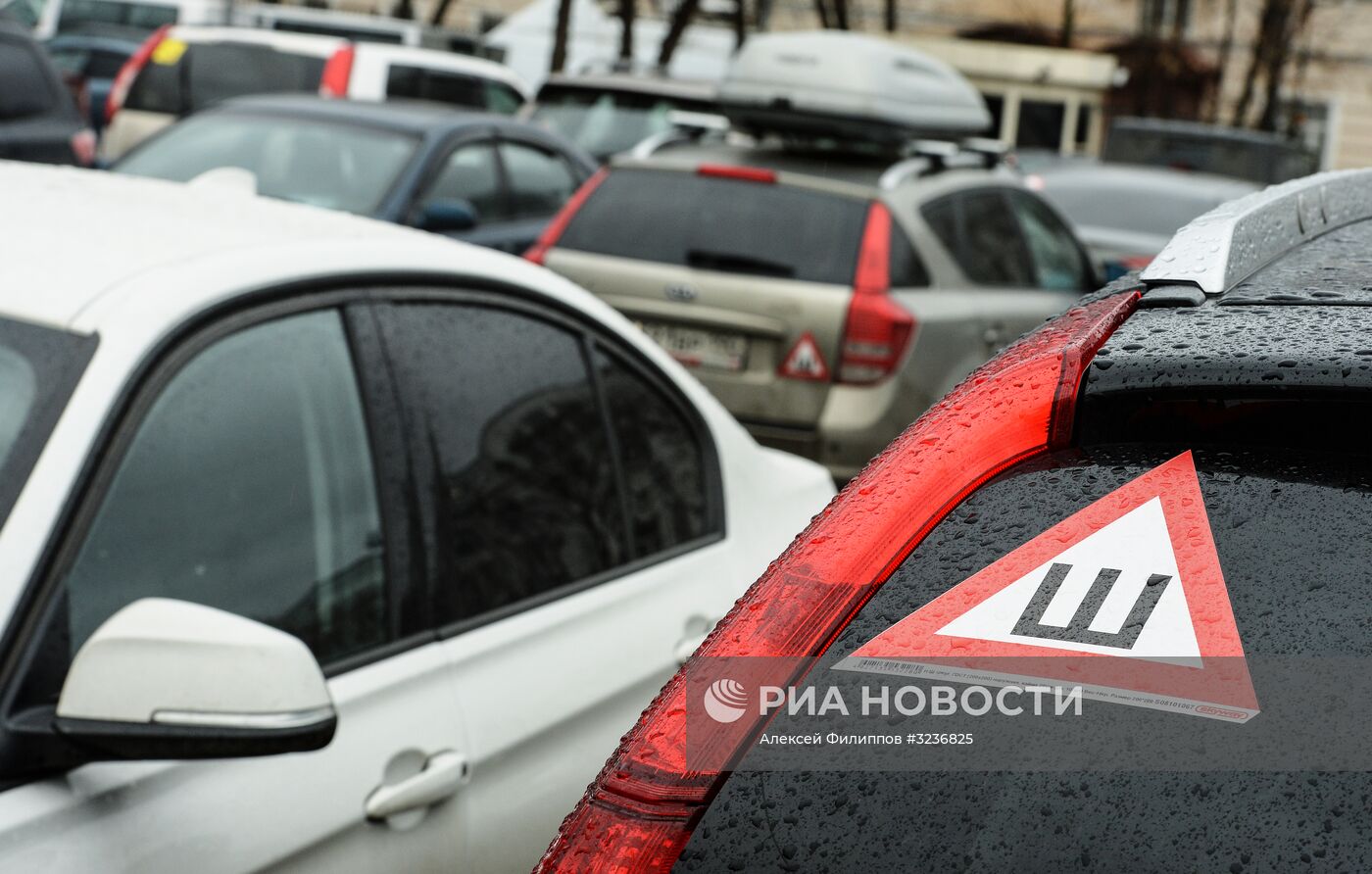 В связи с новыми правилами ПДД вырос спрос на автомобильный знак "Шипы"