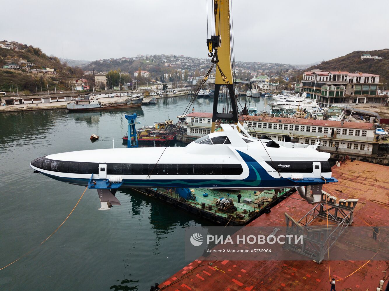 Спуск на воду морского пассажирского судна "Комета" в Севастополе