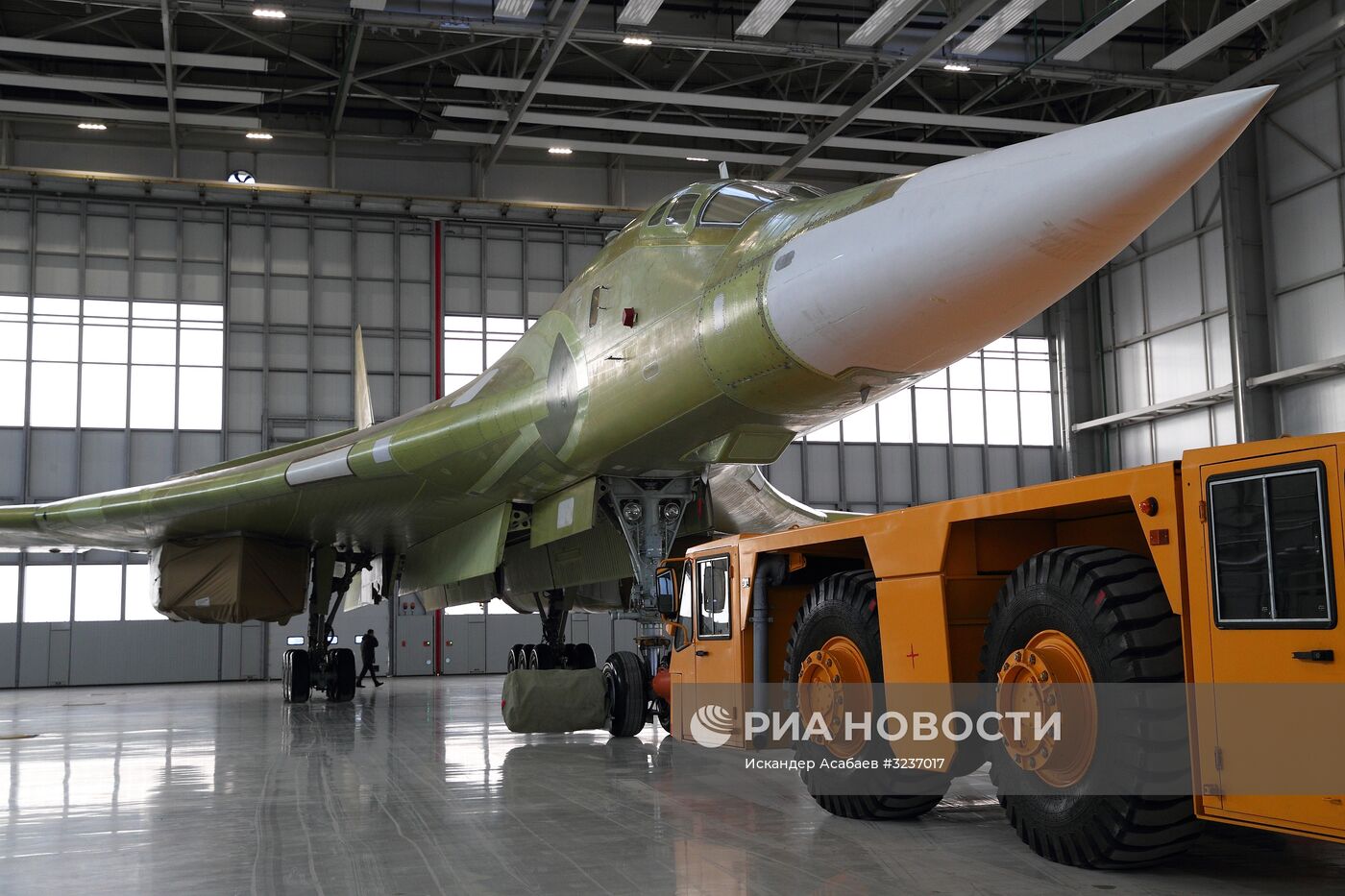 Выкатка опытного образца "Ту-160М2" в Казани