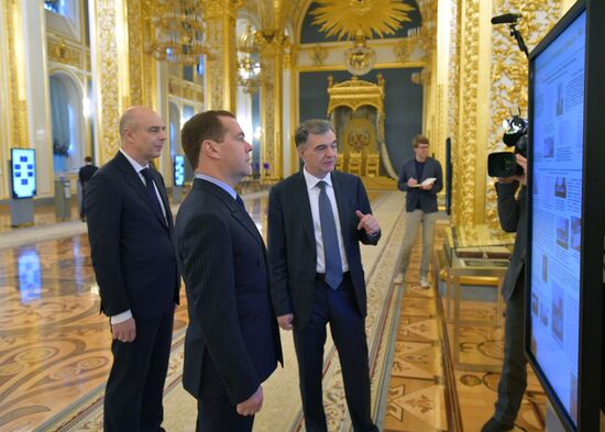 Премьер-министр РФ Д. Медведев принял участие в мероприятиях по случаю 50-летия выставки "Алмазный фонд"
