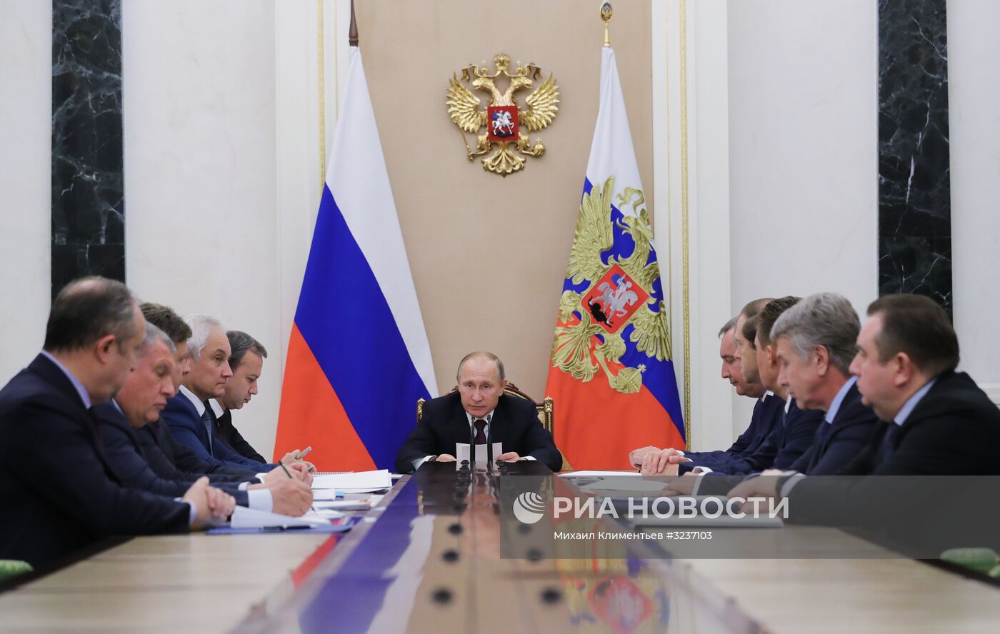 Президент РФ В. Путин провел совещание по вопросам развития судостроительного комплекса "Звезда"