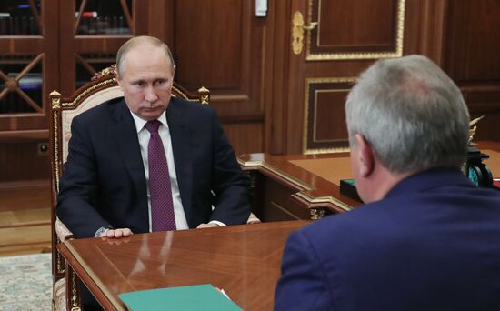 Президент РФ В. Путин встретился с вице-премьером Д. Рогозиным