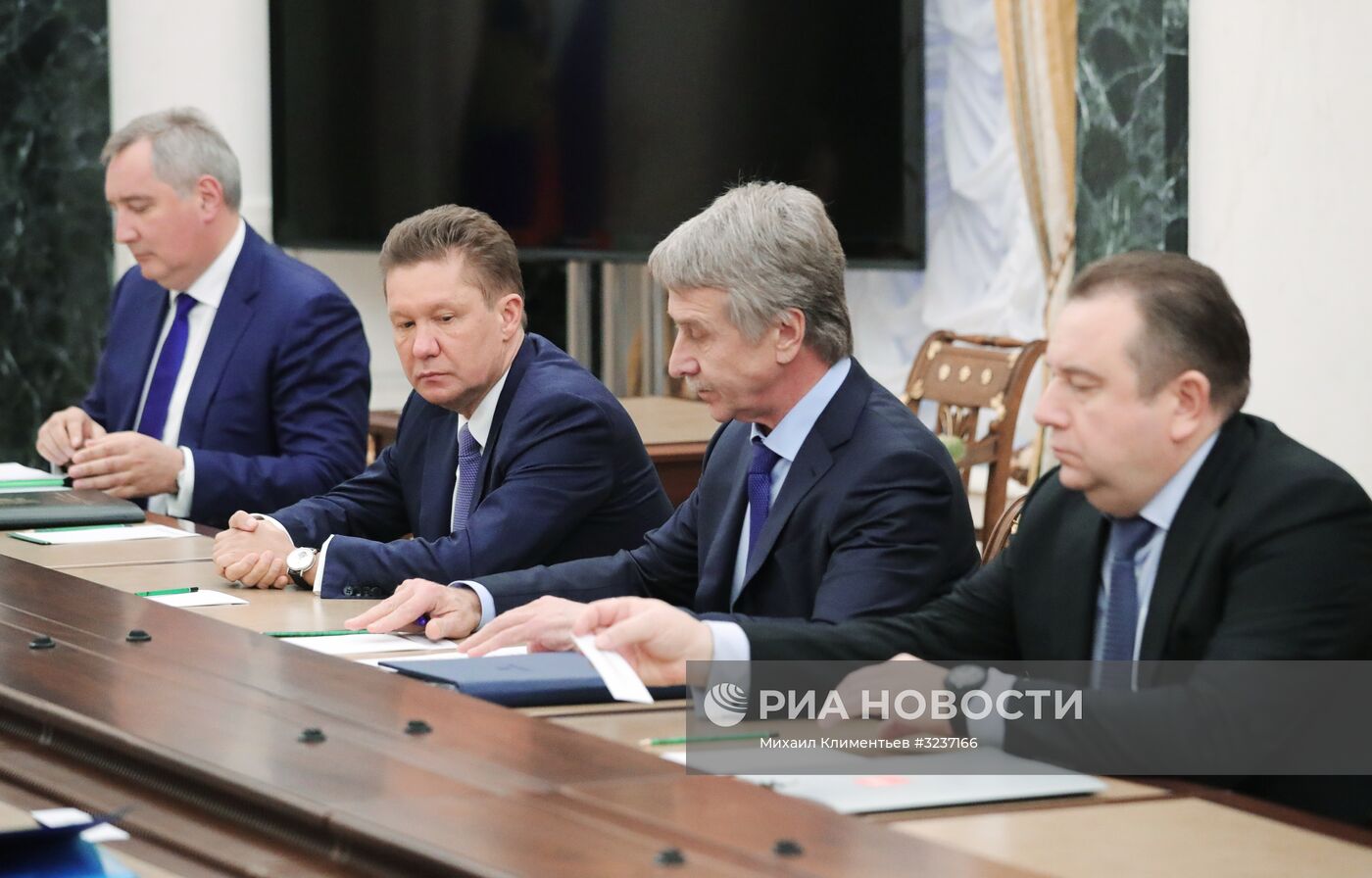 Президент РФ В. Путин провел совещание по вопросам развития судостроительного комплекса "Звезда"