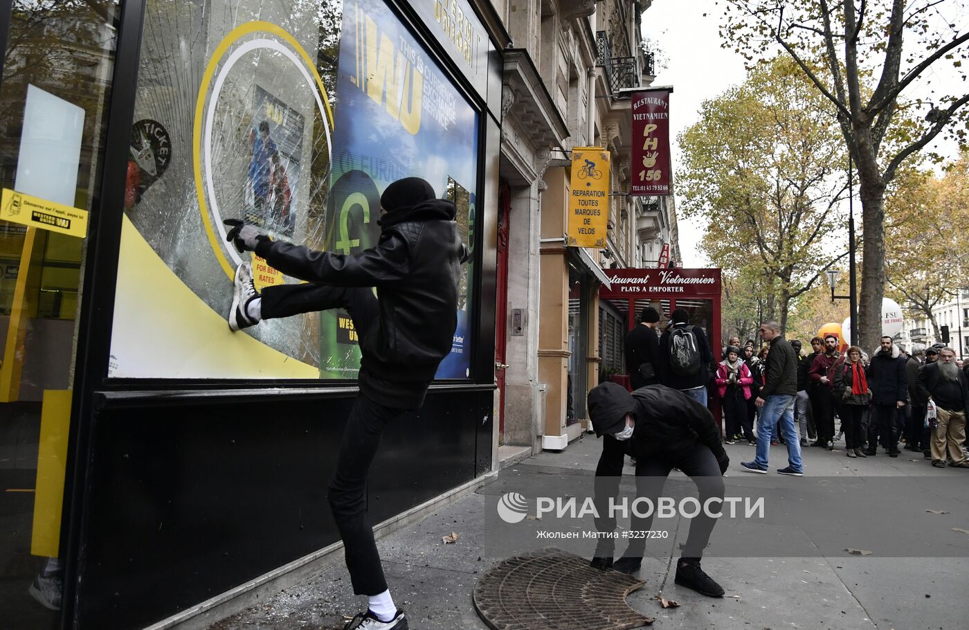 Демонстрация в Париже против политики Макрона