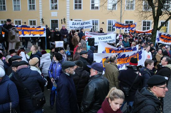 Шествие защитников русских школ в Риге