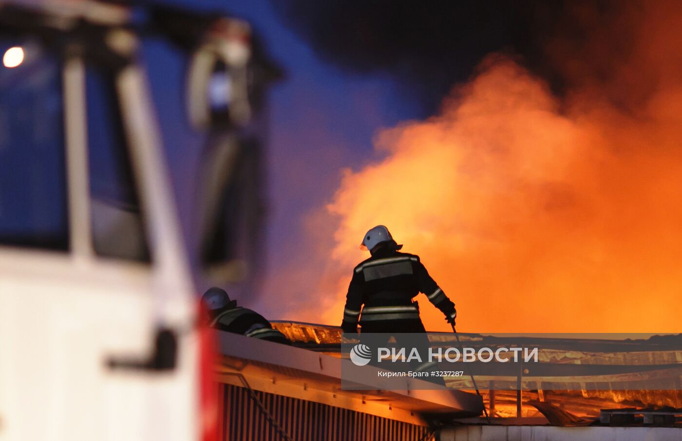 Пожар на складе лакокрасочных материалов в Волгограде