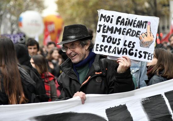 Демонстрация в Париже против политики Макрона