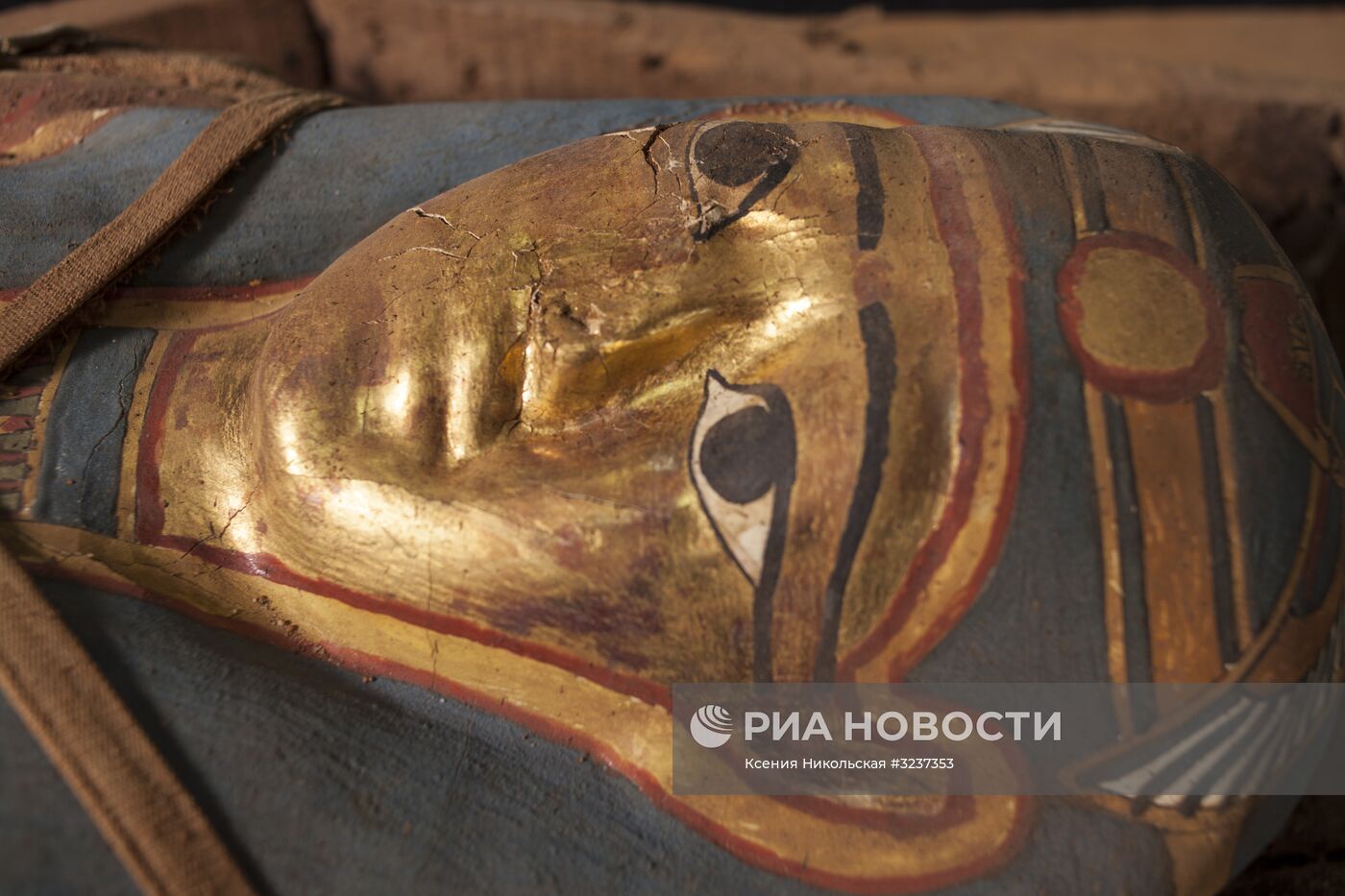 Экспедиция ЦЕИ РАН нашла мумию с золотой маской в Фаюмском оазисе