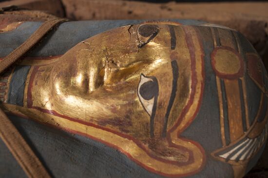 Экспедиция ЦЕИ РАН нашла мумию с золотой маской в Фаюмском оазисе