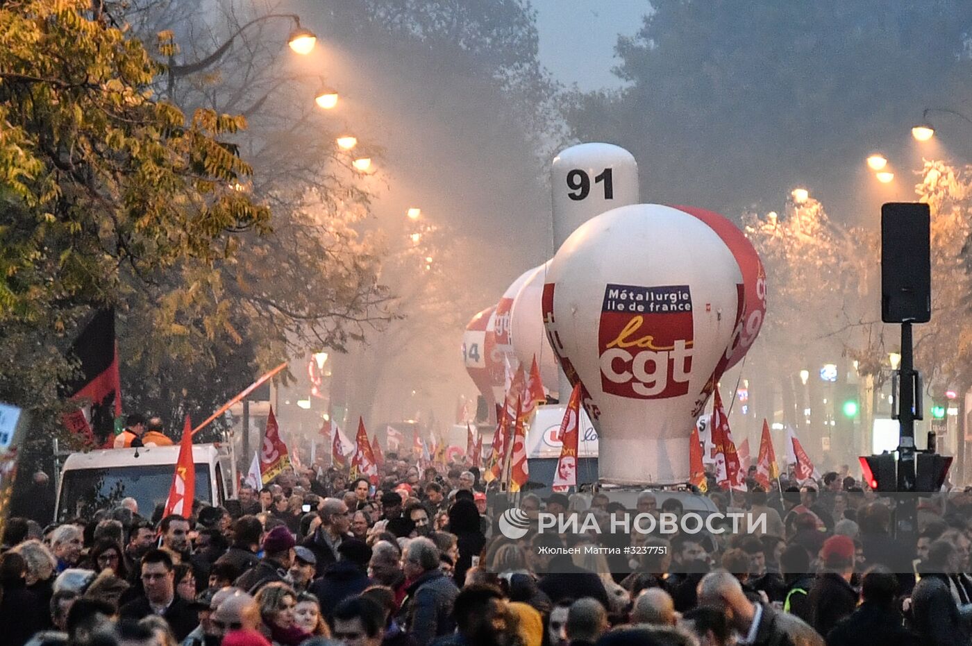 Демонстрация в Париже против политики Эммануэля Макрона