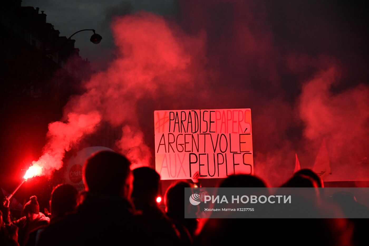 Демонстрация в Париже против политики Эммануэля Макрона