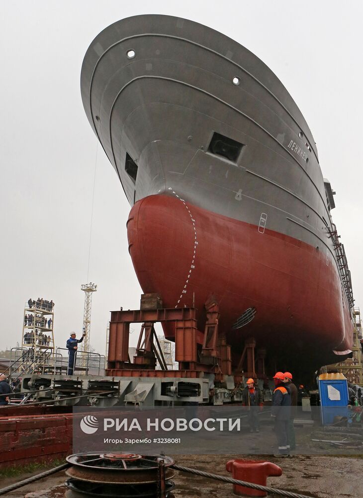 Спуск на воду траулера "Ленинец" в Калининграде