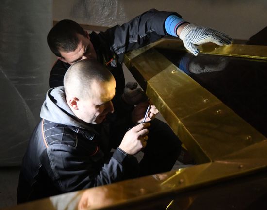Монтаж люстры-звезды в павильоне "Космос" на ВДНХ