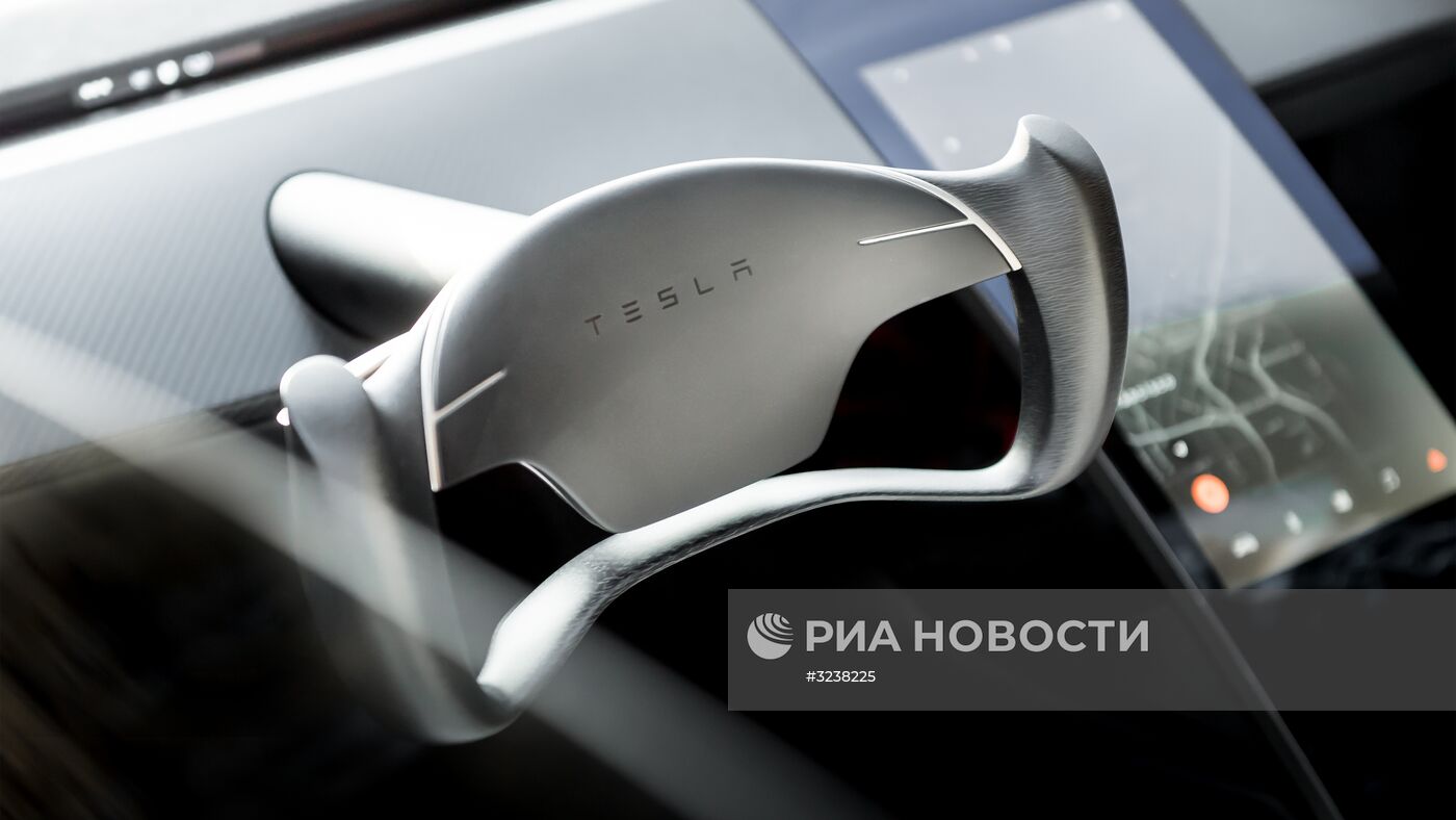 Компания Tesla представила новые модели электромобилей