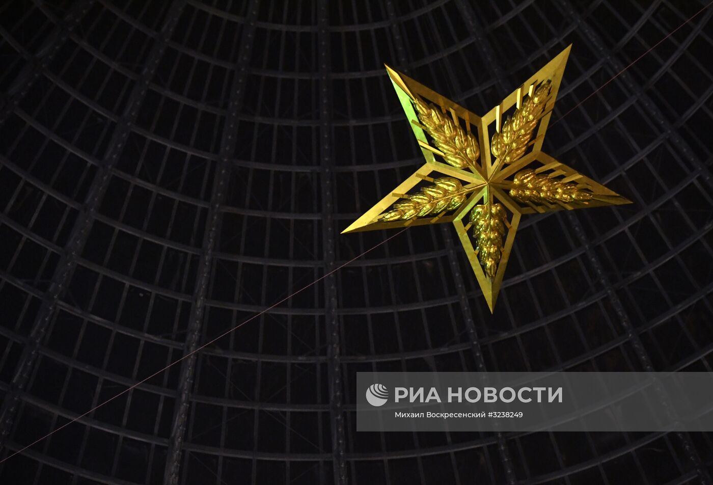 Монтаж люстры-звезды в павильоне "Космос" на ВДНХ