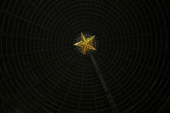 Монтаж люстры-звезды в павильоне "Космос" на ВДНХ