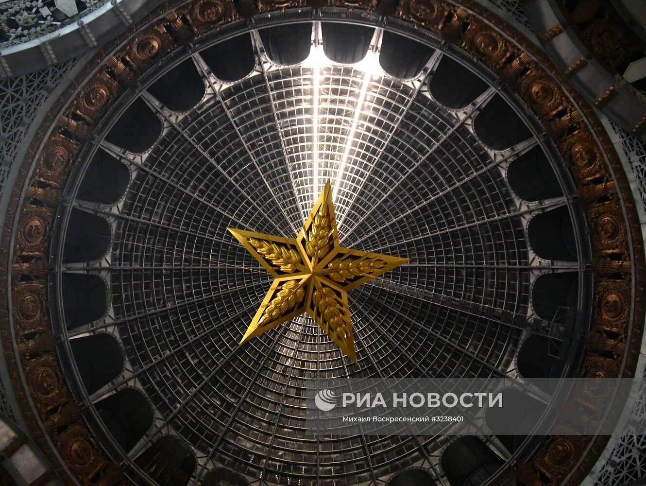 Монтаж люстры-звезды в павильоне "Космос" на ВДНХ