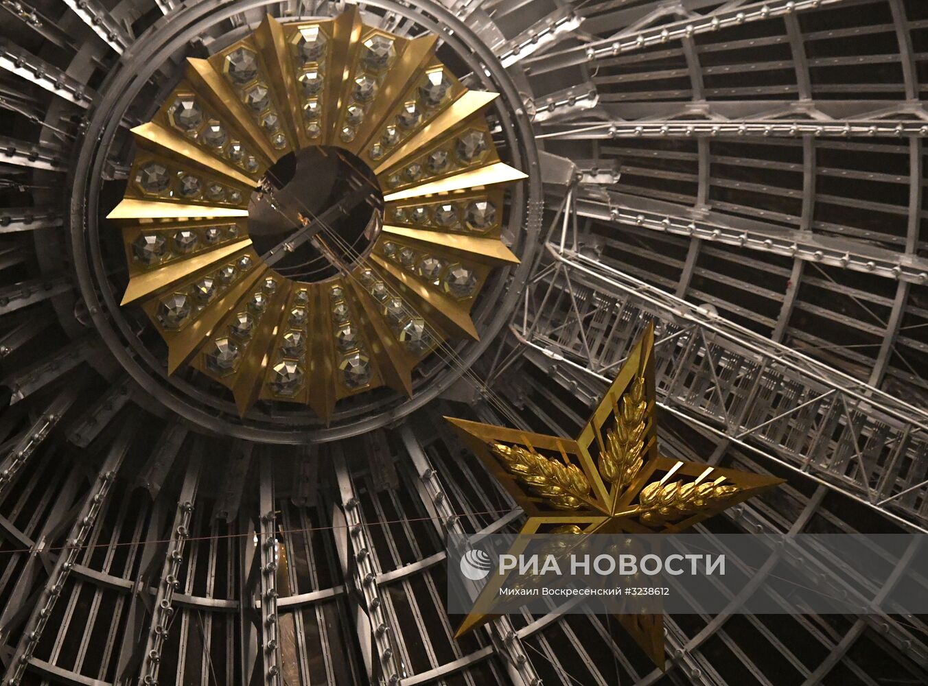 Монтаж люстры-звезды в павильоне "Космос" на ВДНХ