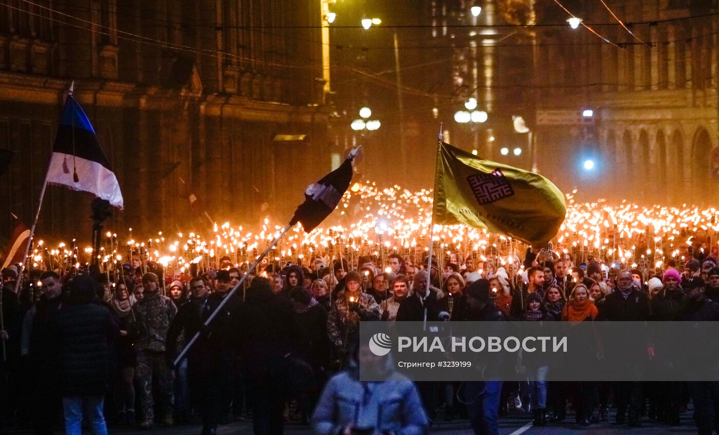 Факельное шествие в Риге в честь Дня независимости