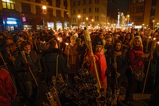 Факельное шествие в Риге в честь Дня независимости