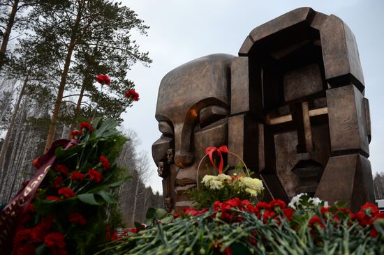 Открытие памятника "Маски скорби" в Екатеринбурге