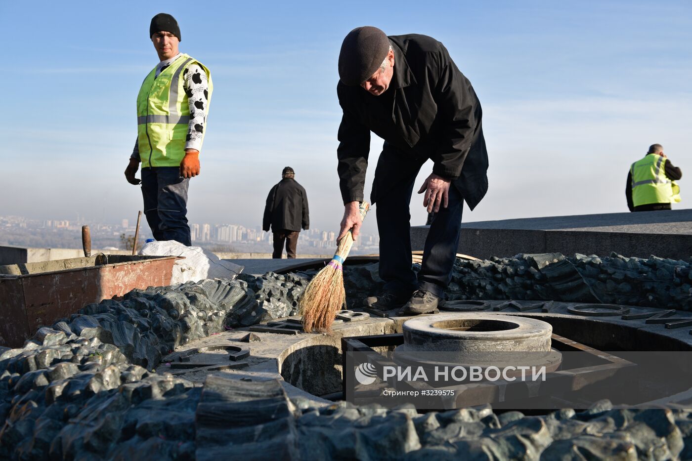 В Киеве вновь залили цементом Вечный огонь