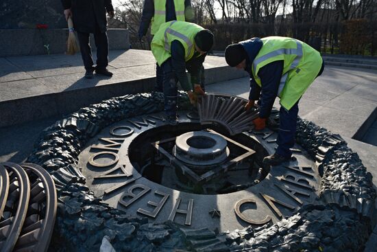 В Киеве вновь залили цементом Вечный огонь