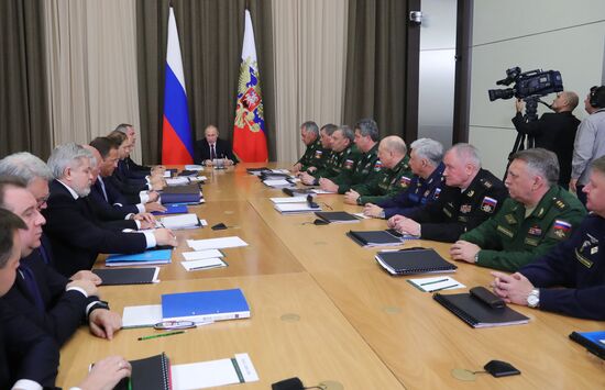 Президент РФ В. Путин провел совещание с руководством Минобороны и ОПК