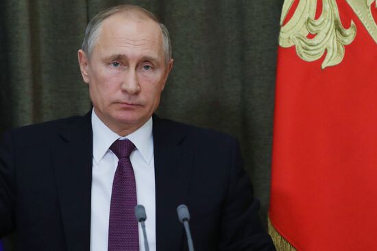 Президент РФ В. Путин провел совещание с руководством Минобороны и ОПК